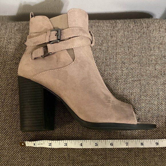 London Rag taupe colored peep toe, suede ankle boots, size 7. - Picture 9 of 13